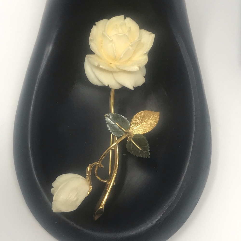Stunning Vintage Wells Gold and Ivory Pin